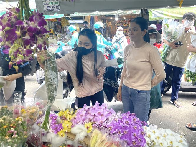 Sôi động thị trường hoa, quà tặng trước lễ 20/10- Ảnh 1. Sôi động thị trường hoa, quà tặng trước lễ 20/10- Ảnh 1.