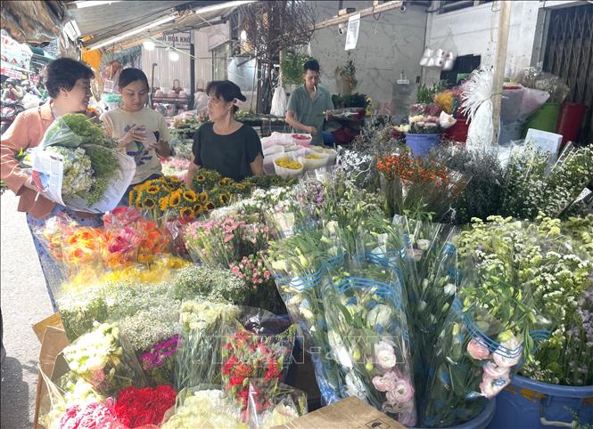 Sôi động thị trường hoa, quà tặng trước lễ 20/10- Ảnh 2. Sôi động thị trường hoa, quà tặng trước lễ 20/10- Ảnh 2.