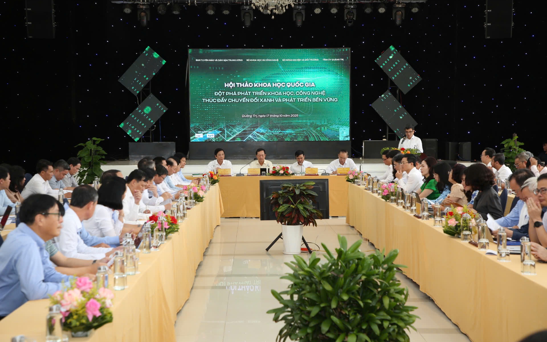 Nhà khoa học được hưởng lương thỏa thuận, bố trí làm lãnh đạo nếu có năng lực mà không cần tiêu chuẩn cứng- Ảnh 4. Đột phá phát triển khoa học, công nghệ để thúc đẩy chuyển đổi xanh và phát triển bền vững