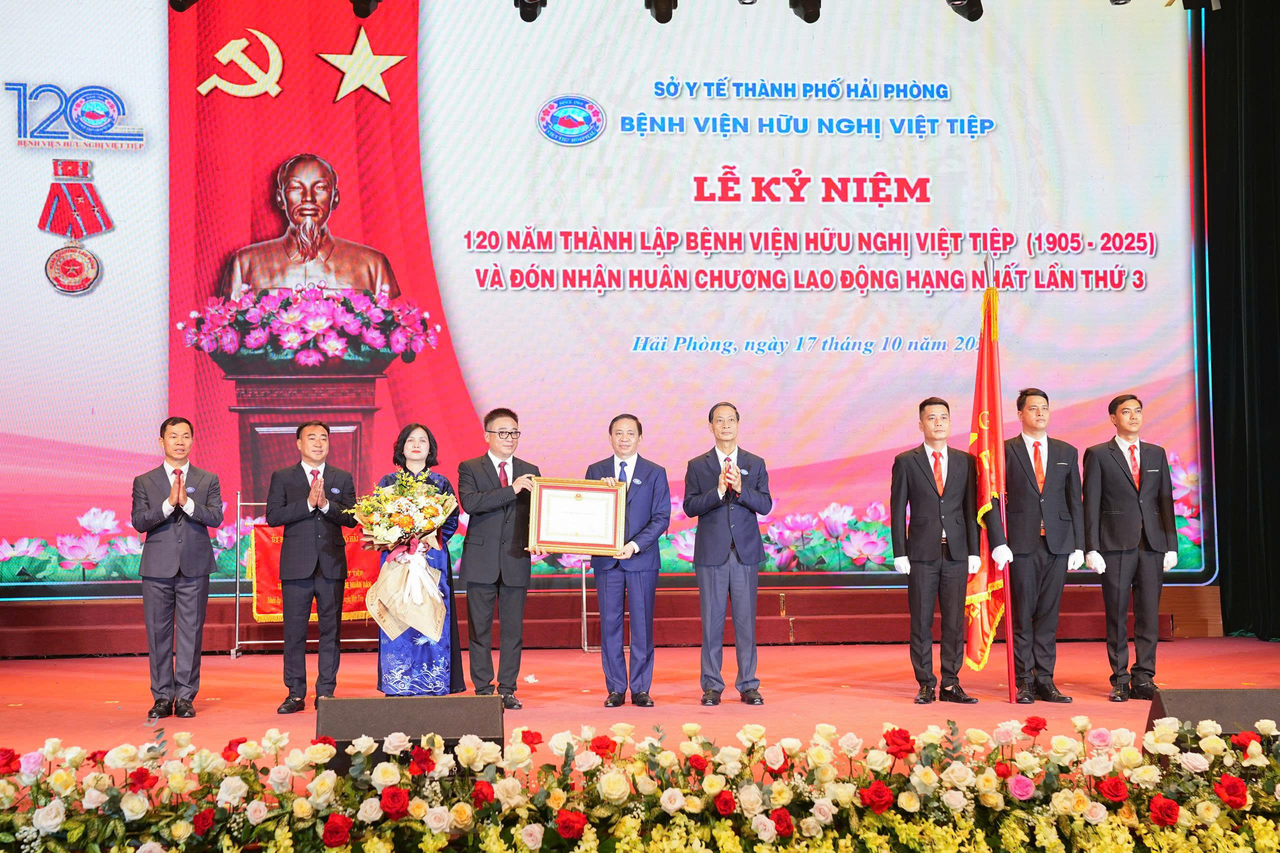 Bệnh viện Hữu nghị Việt Tiệp đón nhận Huân chương Lao động hạng Nhất lần thứ ba- Ảnh 3. Bệnh viện Hữu nghị Việt Tiệp đón nhận Huân chương Lao động hạng Nhất lần thứ ba- Ảnh 3.