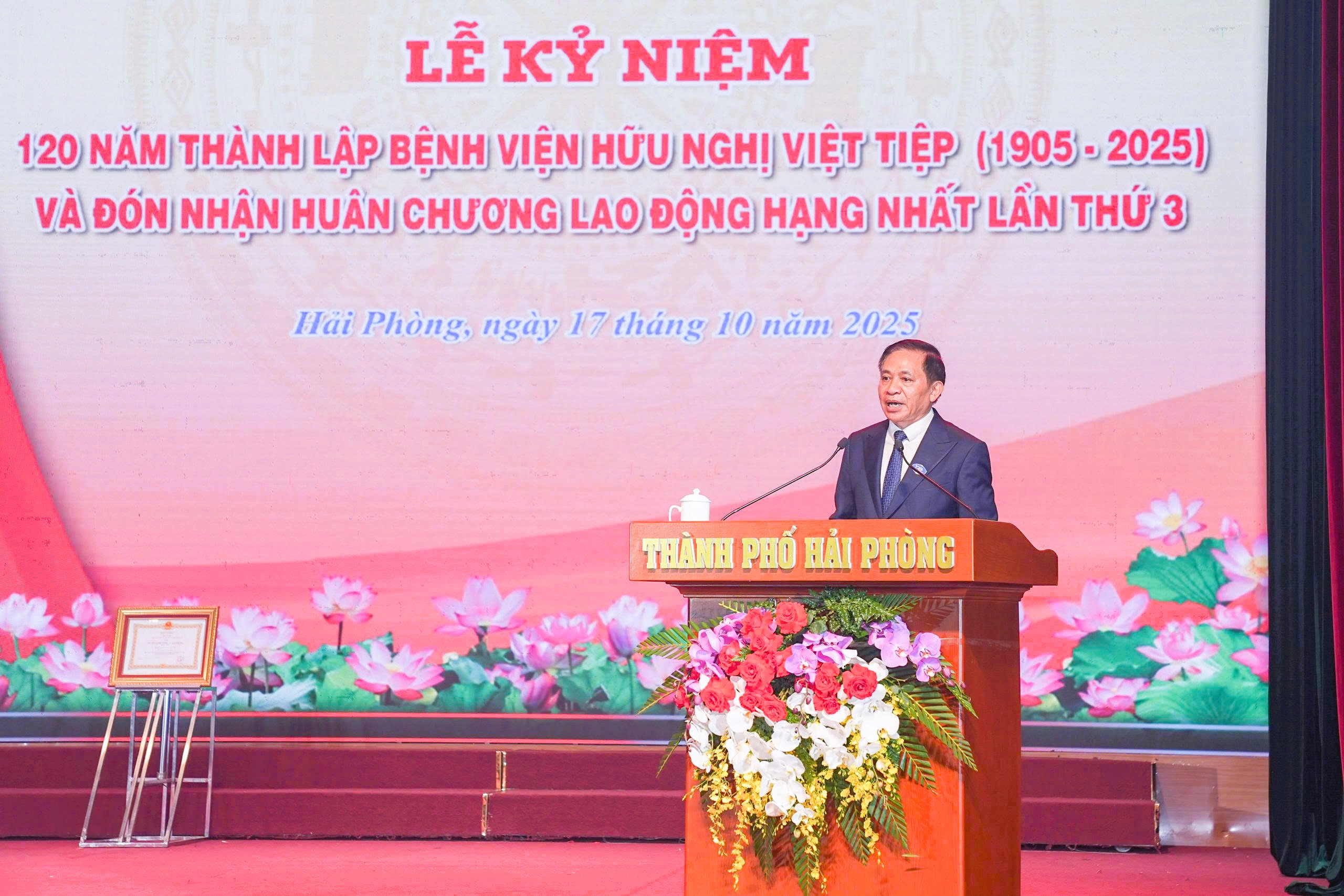 Bệnh viện Hữu nghị Việt Tiệp đón nhận Huân chương Lao động hạng Nhất lần thứ ba- Ảnh 1. Bệnh viện Hữu nghị Việt Tiệp đón nhận Huân chương Lao động hạng Nhất lần thứ ba- Ảnh 1.
