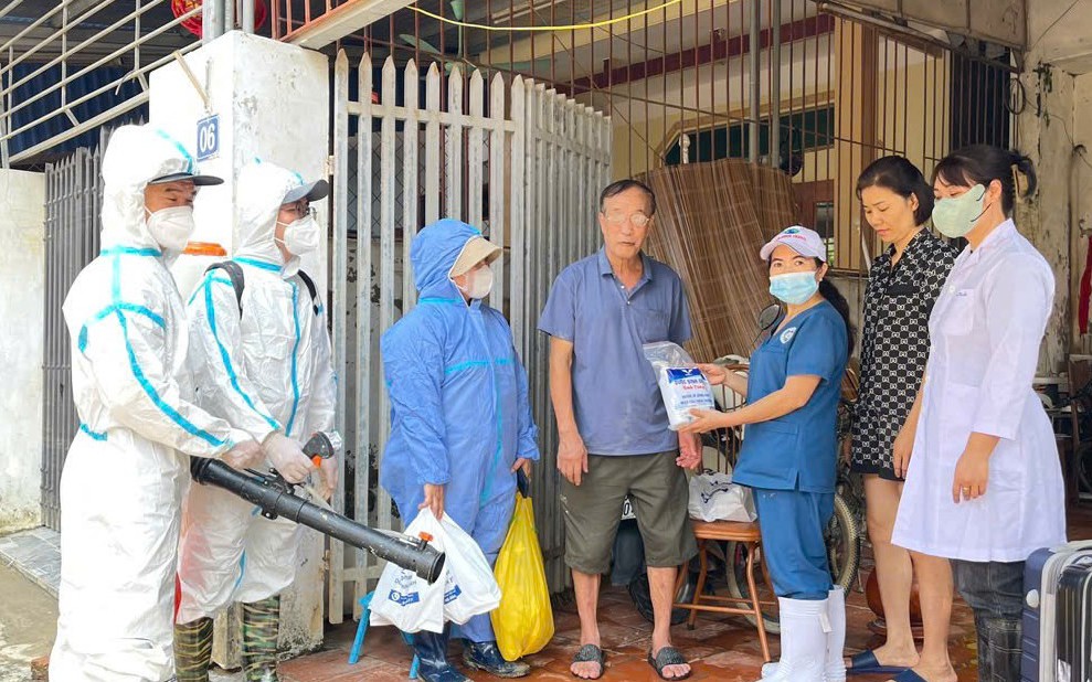 Khám sức khỏe nội tiết, sinh sản và tặng quà cho hơn 100 phụ nữ vùng bão lũ- Ảnh 8.