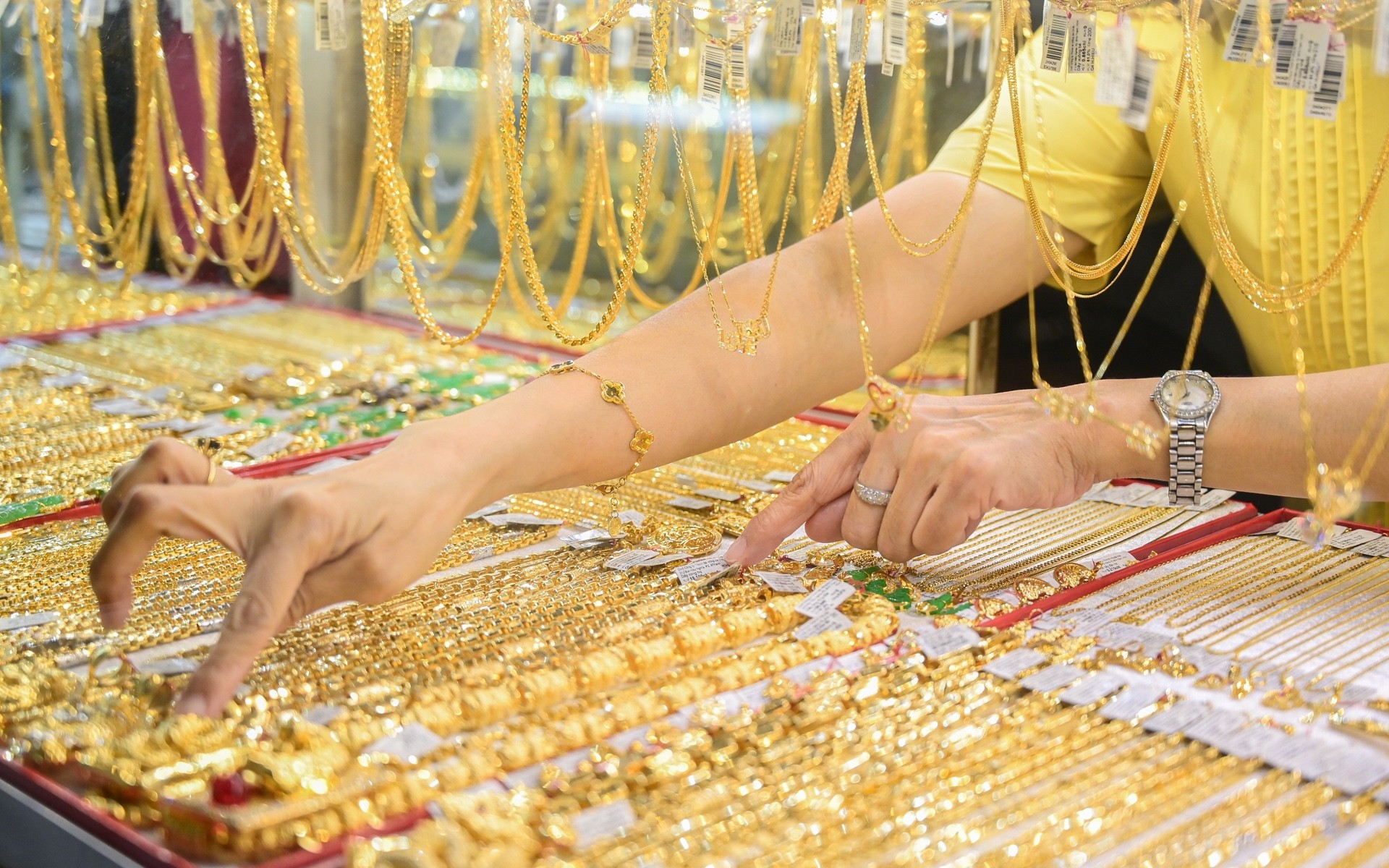 Giá vàng hôm nay ngày 18/10 đồng loạt giảm rất mạnh