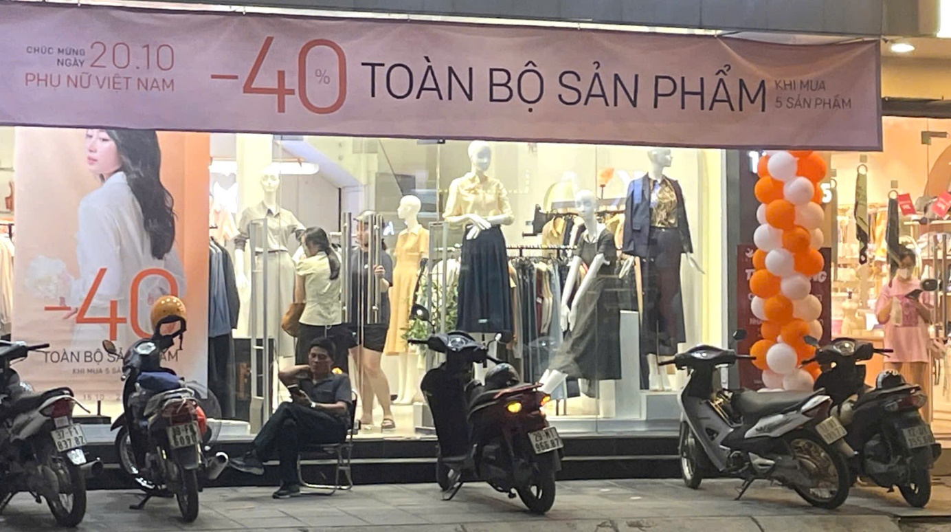 Thị trường hoa, quà tặng nhộn nhịp cận lễ 20/10- Ảnh 3. Thị trường hoa, quà tặng nhộn nhịp cận lễ 20/10- Ảnh 3.