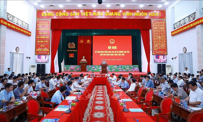Thủ tướng chủ trì hội nghị triển khai các dự án đường cao tốc khu vực Đồng bằng sông Cửu Long- Ảnh 4. Thủ tướng chủ trì hội nghị triển khai các dự án đường cao tốc khu vực Đồng bằng sông Cửu Long- Ảnh 4.
