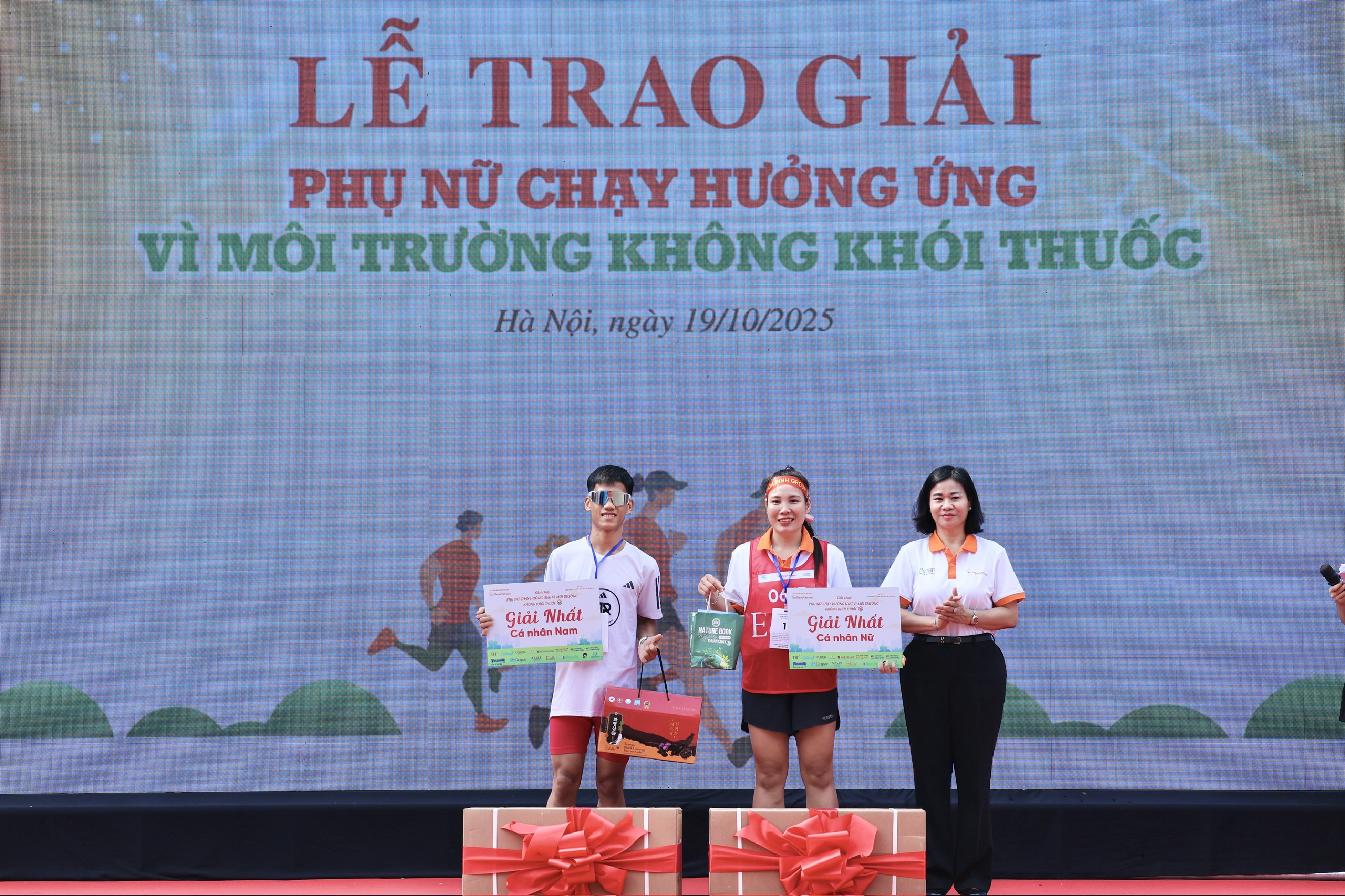 Gần 2.000 người tham gia giải chạy hưởng ứng vì môi trường không khói thuốc- Ảnh 4. Gần 2.000 người tham gia giải chạy hưởng ứng vì môi trường không khói thuốc- Ảnh 4.