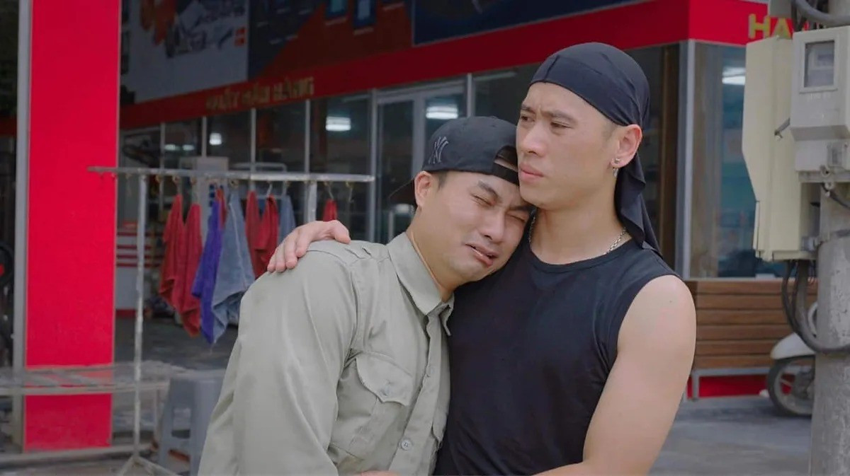Hoàng Long 'Mưa đỏ' khiến khán giả bất ngờ đến hụt hẫng trong 'Cách em 1 milimet'- Ảnh 2. Hoàng Long 'Mưa đỏ' khiến khán giả bất ngờ đến hụt hẫng trong 'Cách em 1 milimet'- Ảnh 2.