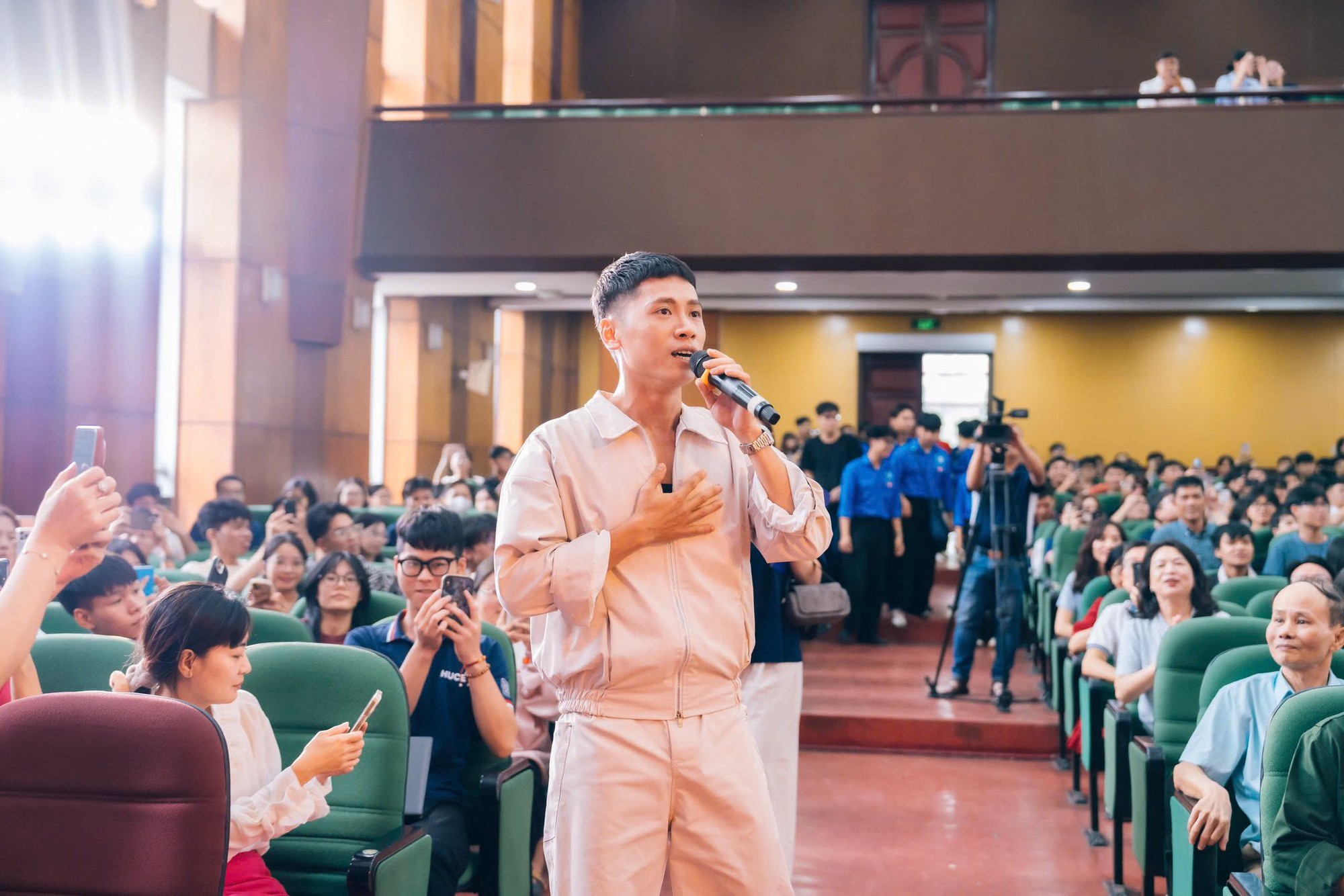 Hoàng Long 'Mưa đỏ' khiến khán giả bất ngờ đến hụt hẫng trong 'Cách em 1 milimet'- Ảnh 1. Hoàng Long 'Mưa đỏ' khiến khán giả bất ngờ đến hụt hẫng trong 'Cách em 1 milimet'- Ảnh 1.