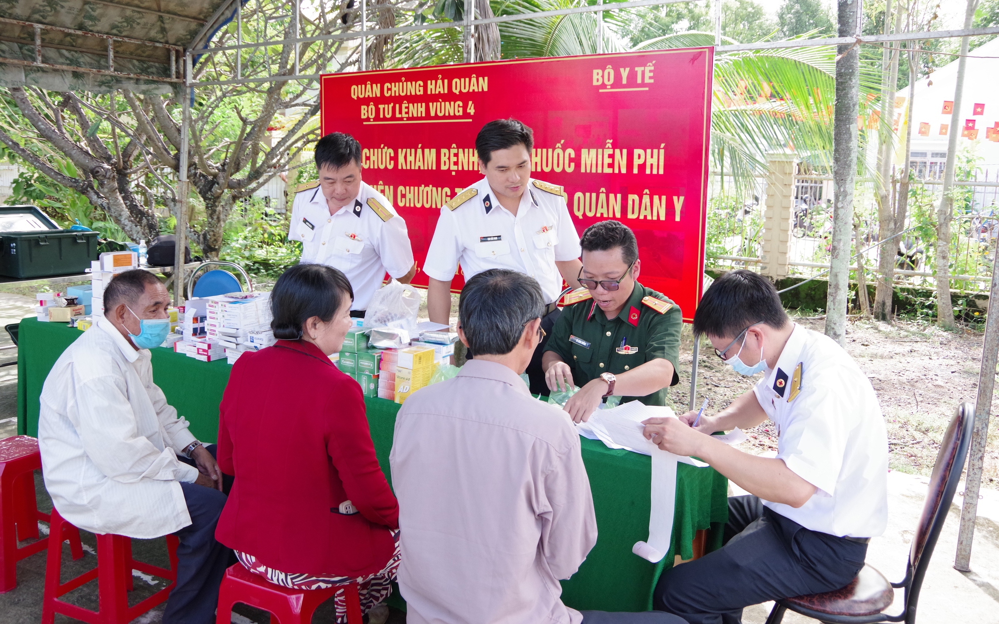 Hơn 1.100 người được khám sàng lọc miễn phí bệnh tim mạch, thận, chuyển hóa- Ảnh 6. Hơn 1.100 người được khám sàng lọc miễn phí bệnh tim mạch, thận, chuyển hóa- Ảnh 6.