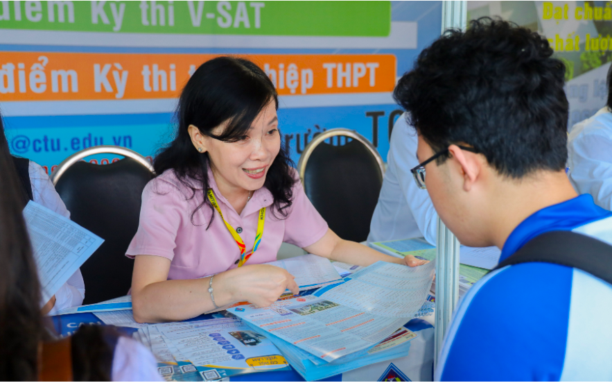 Chi tiết phương thức tuyển sinh 2026 của các trường đại học- Ảnh 1. Học sinh sốt ruột chờ phương thức tuyển sinh đại học năm 2026