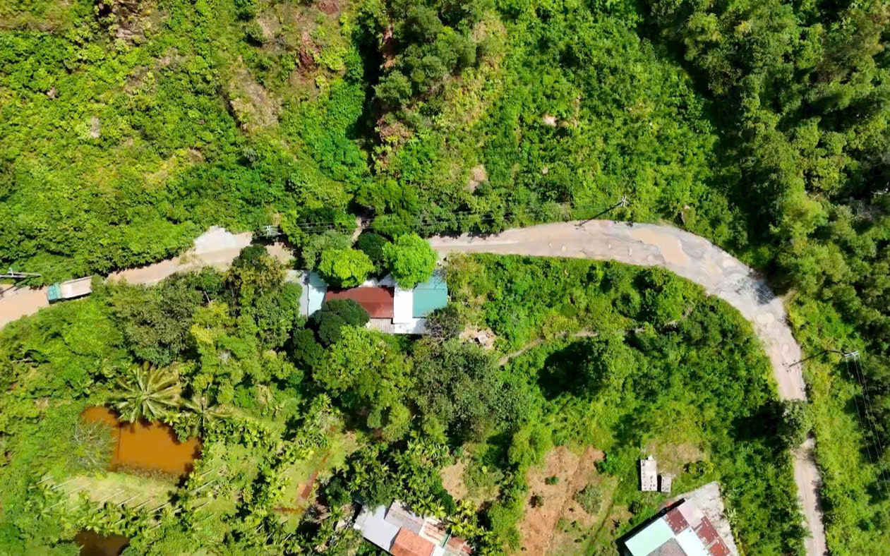 Không khí lạnh bao trùm miền Bắc, miền Trung tiếp tục mưa lớn- Ảnh 1. Người dân dưới chân núi Phú Gia sắp hết cảnh sống trong bất an mùa mưa bão