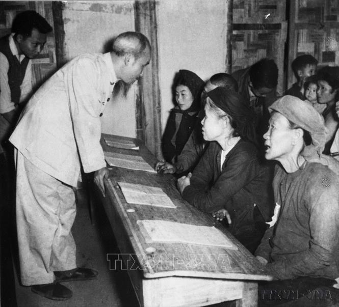 Phụ nữ Việt Nam phát huy truyền thống vẻ vang trong kỷ nguyên mới- Ảnh 1. Phụ nữ Việt Nam phát huy truyền thống vẻ vang trong kỷ nguyên mới- Ảnh 1.