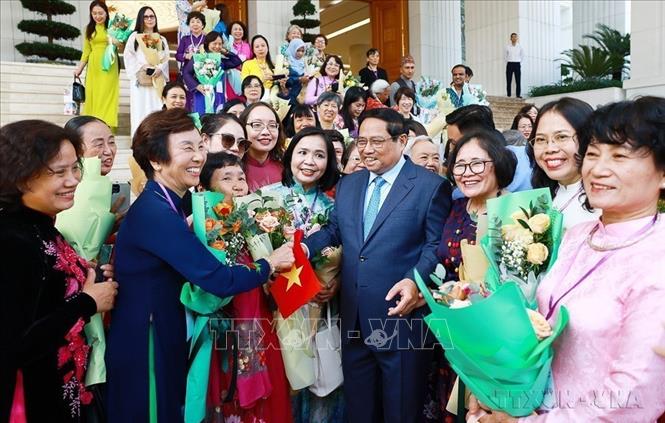 Phụ nữ Việt Nam phát huy truyền thống vẻ vang trong kỷ nguyên mới- Ảnh 6. Phụ nữ Việt Nam phát huy truyền thống vẻ vang trong kỷ nguyên mới- Ảnh 6.
