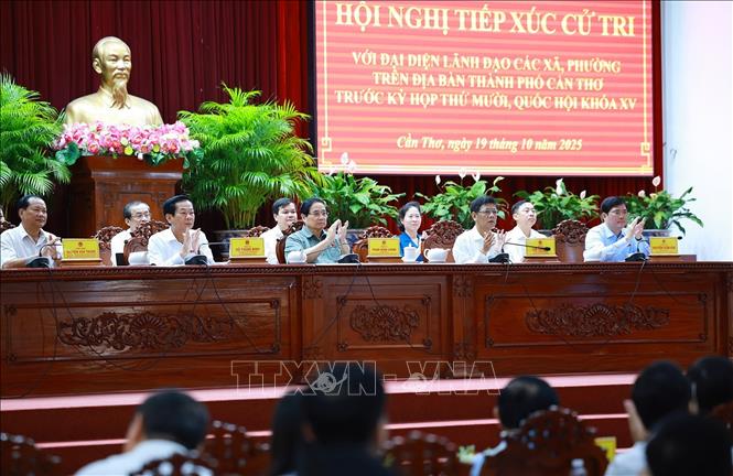 Thủ tướng tiếp xúc cử tri lãnh đạo các xã, phường của thành phố Cần Thơ- Ảnh 6. Thủ tướng tiếp xúc cử tri lãnh đạo các xã, phường của thành phố Cần Thơ- Ảnh 6.