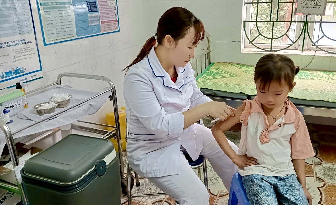 Lai Châu đẩy nhanh tiến độ tiêm vaccine phòng, chống bệnh sởi- Ảnh 1. Lai Châu đẩy nhanh tiến độ tiêm vaccine phòng, chống bệnh sởi- Ảnh 1.
