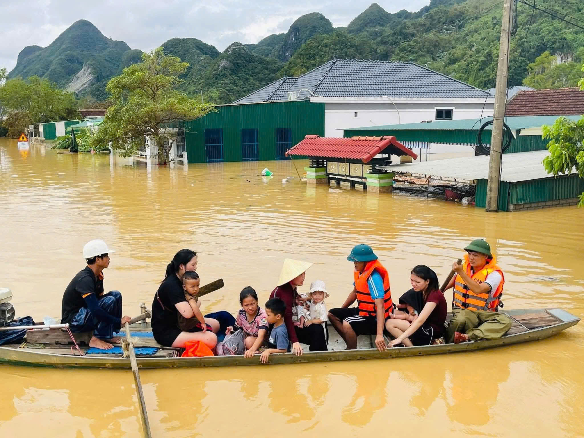 Hàng nghìn nhà dân ở Nghệ An ngập sâu, tài sản, vật nuôi chìm trong nước lũ- Ảnh 2.