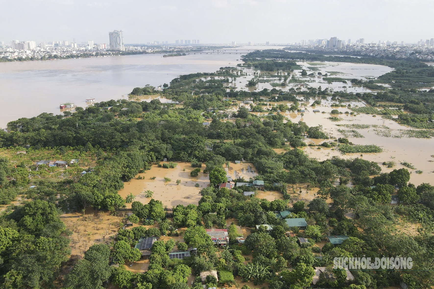 Nhà cửa, hoa màu chìm trong biển nước sau bão số 10- Ảnh 10. Nhà cửa, hoa màu chìm trong biển nước sau bão số 10- Ảnh 10.