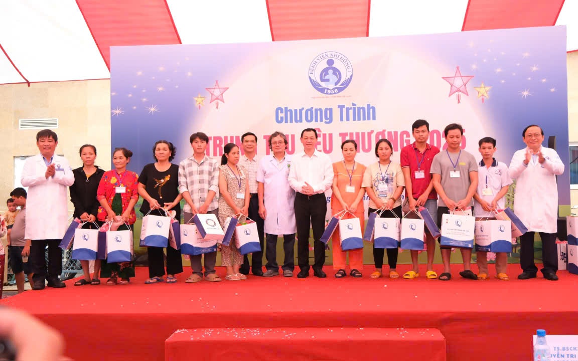 Xúc động với sự sẻ chia của lãnh đạo Bộ Y tế dành cho bệnh nhi và trẻ mồ côi do Covid-19 tại TPHCM- Ảnh 7.