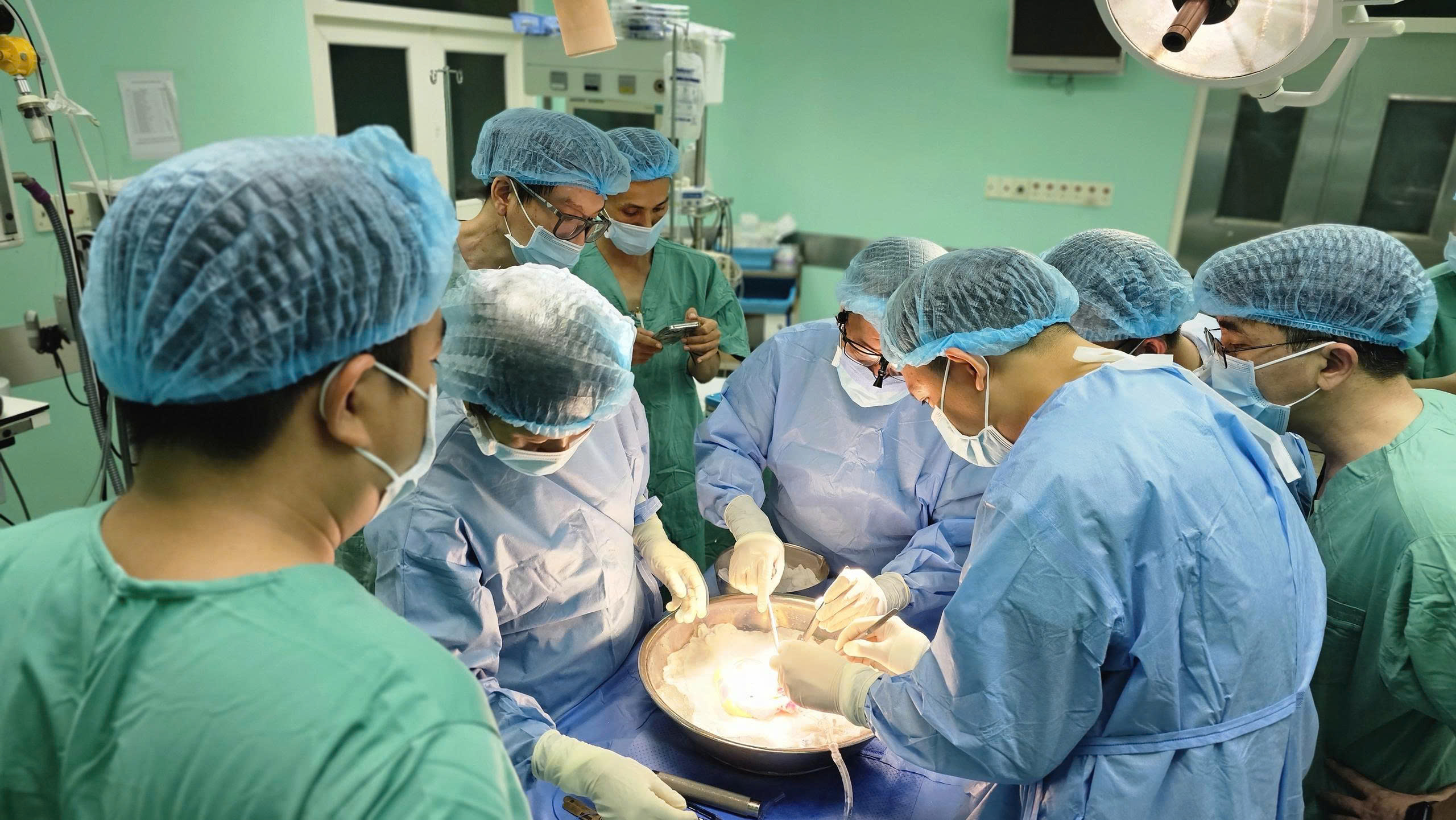Trái tim hiến tặng vượt hàng trăm cây số hồi sinh cuộc đời người đàn ông suy tim giai đoạn cuối- Ảnh 4.