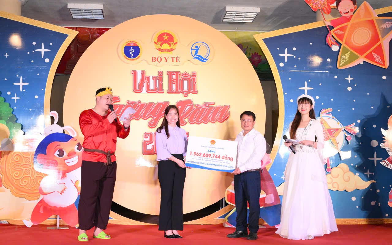 Phó Chủ tịch nước Võ Thị Ánh Xuân dự chương trình 'Lồng đèn thắp sáng ước mơ' với trẻ em nghèo Cần Thơ- Ảnh 5.