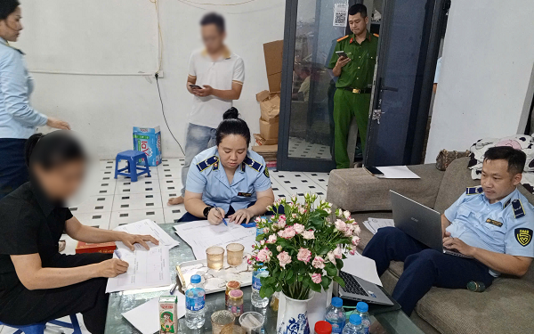 Mâu thuẫn gia đình, vợ dùng khăn và dây dù sát hại chồng- Ảnh 2.
