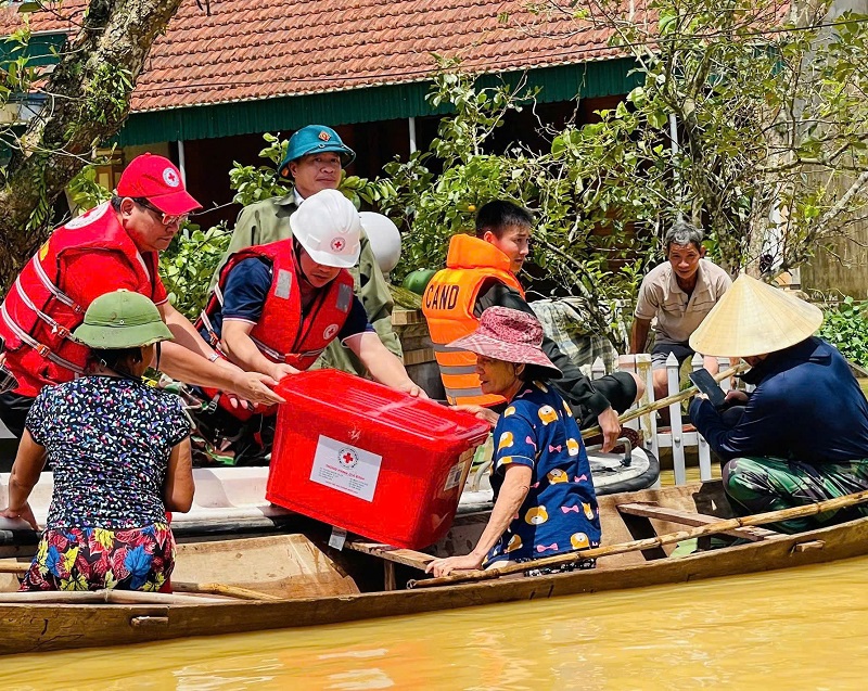 Cứu trợ khẩn cấp đợt 2 cho đồng bào vùng lũ sau bão số 10- Ảnh 1.