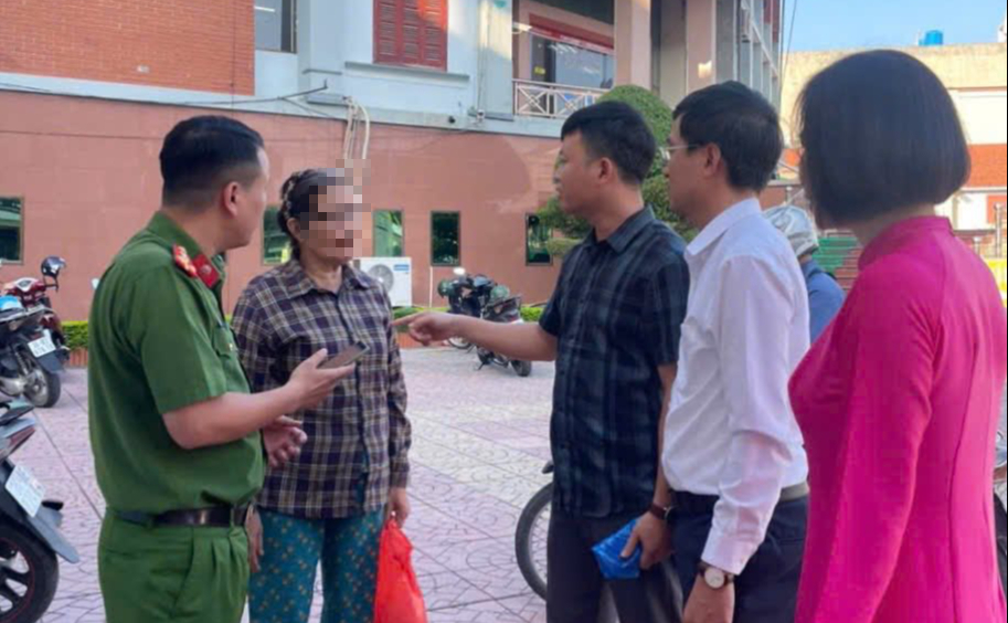 Bị đe dọa 'về tận nhà để bắt', người phụ nữ Hải Phòng vội đến ngân hàng chuyển tiền- Ảnh 1. Bị đe dọa 'về tận nhà để bắt', người phụ nữ Hải Phòng vội đến ngân hàng chuyển tiền- Ảnh 1.