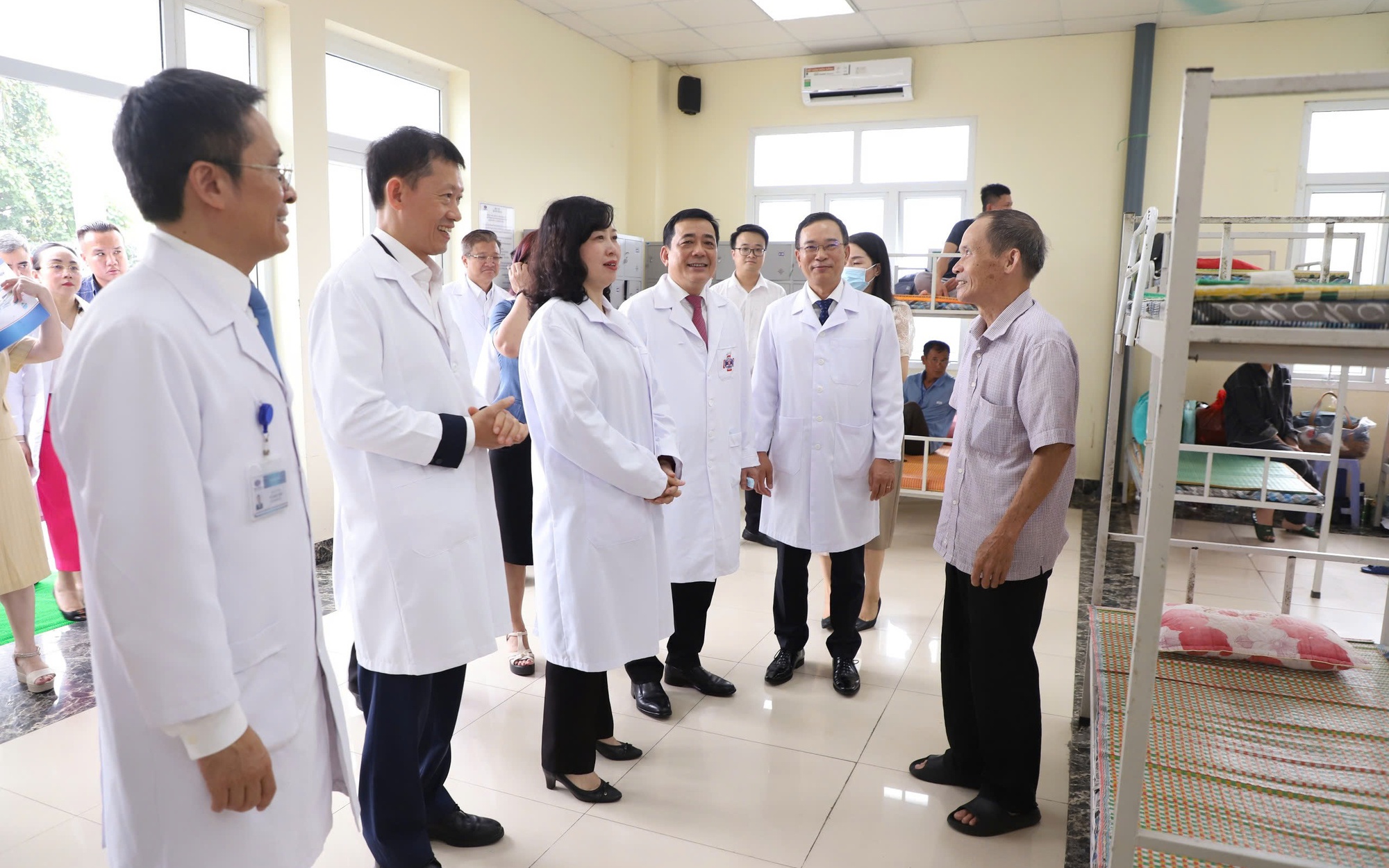 Thi đua yêu nước trong ngành y tế: Động lực phát triển và hoàn thiện hệ thống y tế