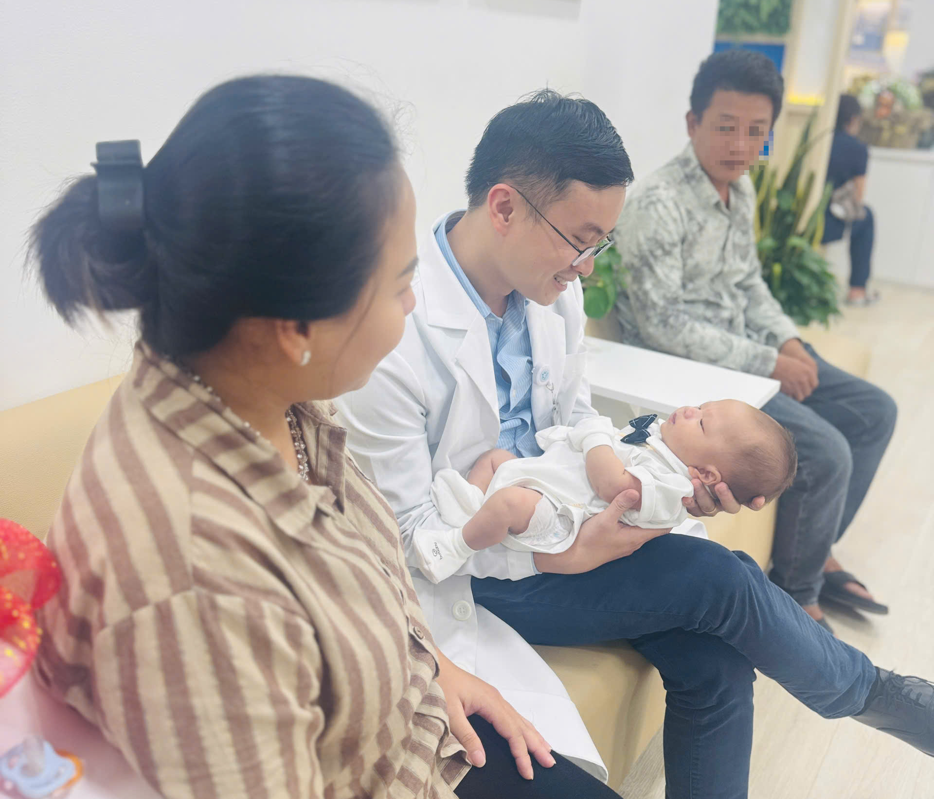 Thầy thuốc Việt Nam làm chủ nhiều kỹ thuật khó, nâng tầm thương hiệu y tế nước nhà với thế giới- Ảnh 3. Thầy thuốc Việt Nam làm chủ nhiều kỹ thuật khó, nâng tầm thương hiệu y tế nước nhà với thế giới- Ảnh 3.