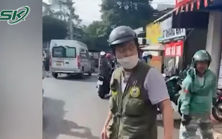 Bắt giữ nhóm thiếu niên cầm hung khí đi đánh người trong đêm- Ảnh 2. Phẫn nộ gã đàn ông đánh người giữa đường, còn thách thức "mày biết tao là ai không?"