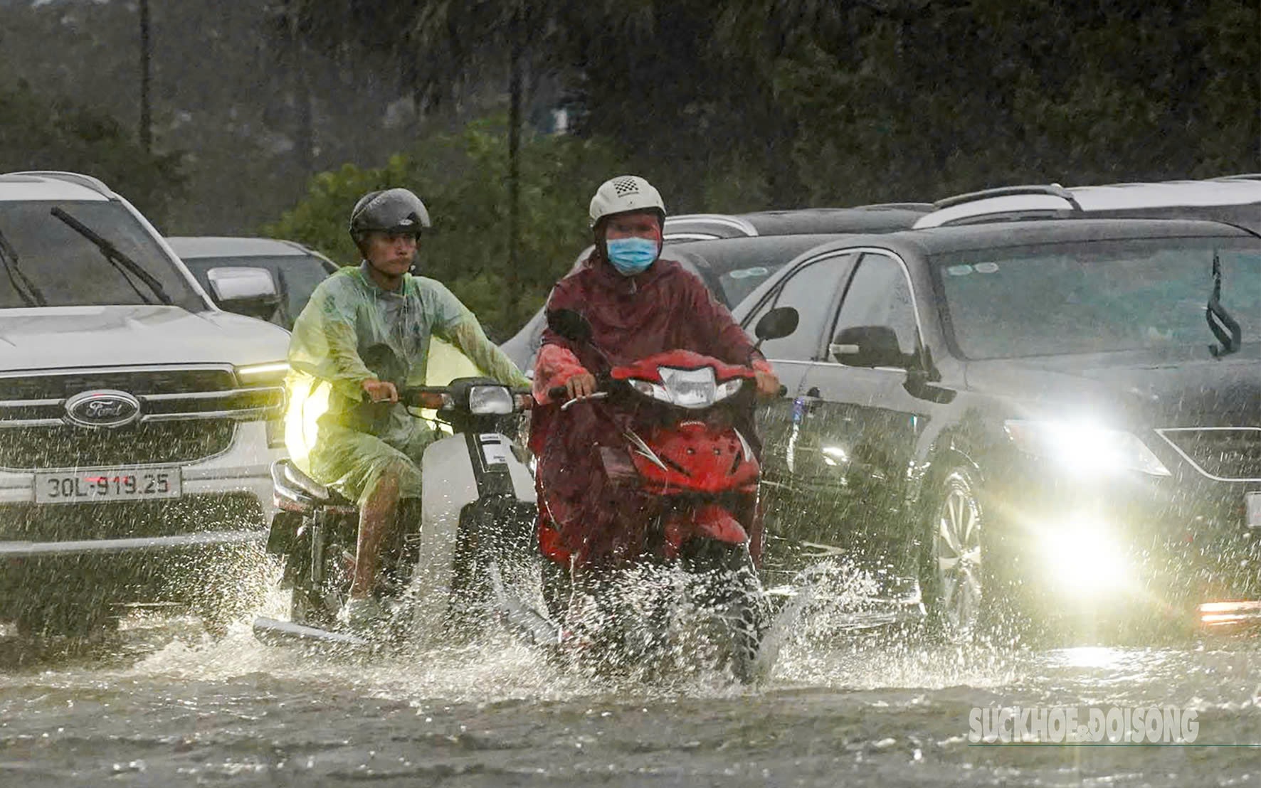 Khẩn trương ứng phó với mưa lũ, ngập lụt ở miền Trung