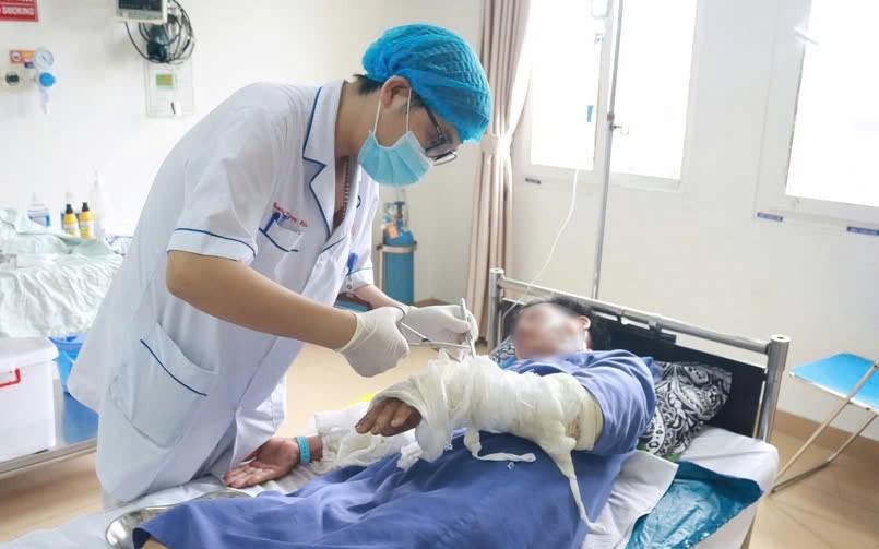 Bỏng nặng khi đốt sofa cũ, người đàn ông vào viện cấp cứu- Ảnh 2. Bỏng nặng vì đốt rác bằng xăng