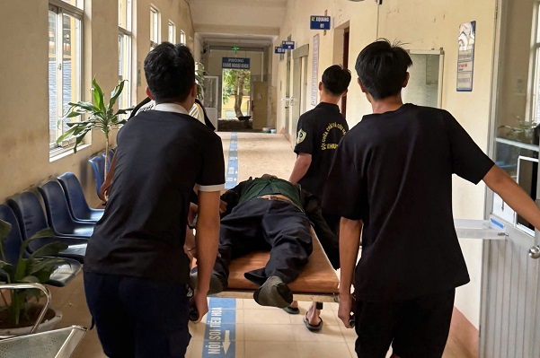 Cứu người đàn ông mắc đái tháo đường hôn mê, ngã gục trên vỉa hè- Ảnh 2. Cứu người đàn ông mắc đái tháo đường hôn mê, ngã gục trên vỉa hè- Ảnh 2.