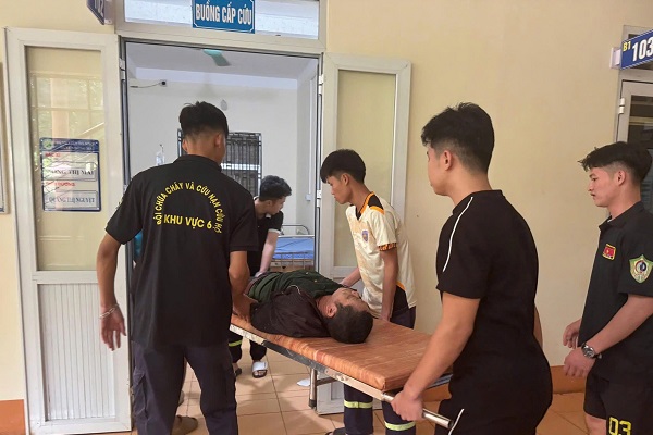 Cứu người đàn ông mắc đái tháo đường hôn mê, ngã gục trên vỉa hè- Ảnh 3. Cứu người đàn ông mắc đái tháo đường hôn mê, ngã gục trên vỉa hè- Ảnh 3.