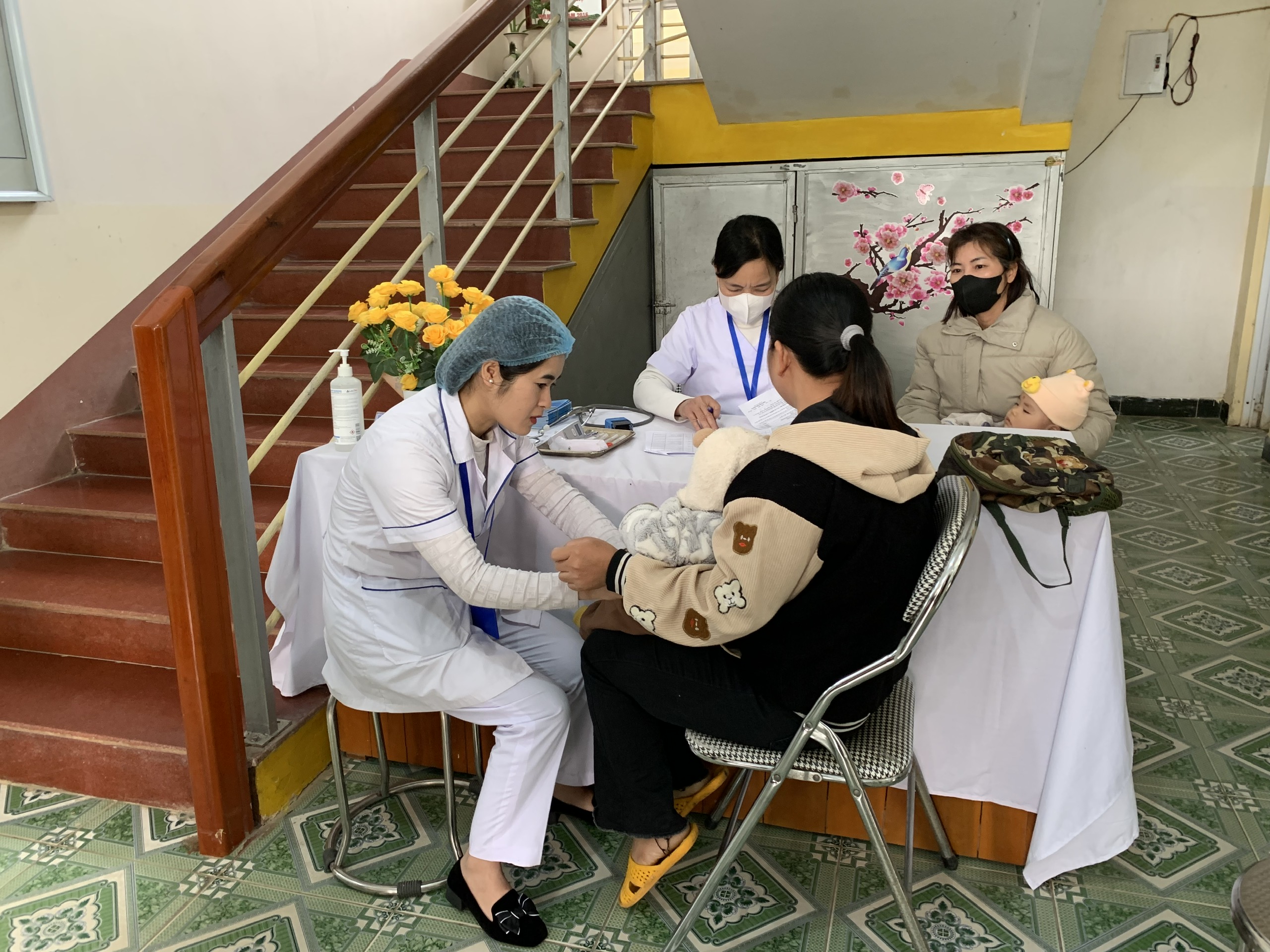 Hướng dẫn theo dõi và chăm sóc trẻ sau khi tiêm vắc xin- Ảnh 2. Hướng dẫn theo dõi và chăm sóc trẻ sau khi tiêm vắc xin- Ảnh 2.