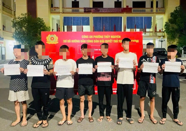 Nhóm 'quái xế' chặn xe, xịt hơi cay tấn công người đi đường ở Hải Phòng ra đầu thú- Ảnh 2. Nhóm 'quái xế' chặn xe, xịt hơi cay tấn công người đi đường ở Hải Phòng ra đầu thú- Ảnh 2.