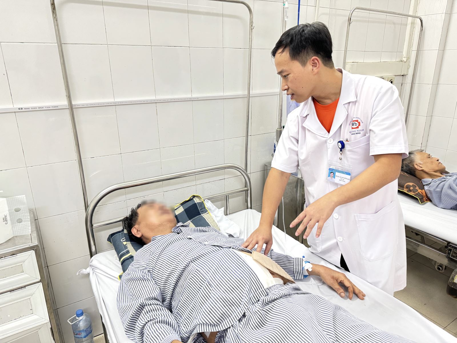 Chủ quan với khối thoát vị bẹn, người đàn ông 63 tuổi bị biến chứng hoại tử đại tràng- Ảnh 3.