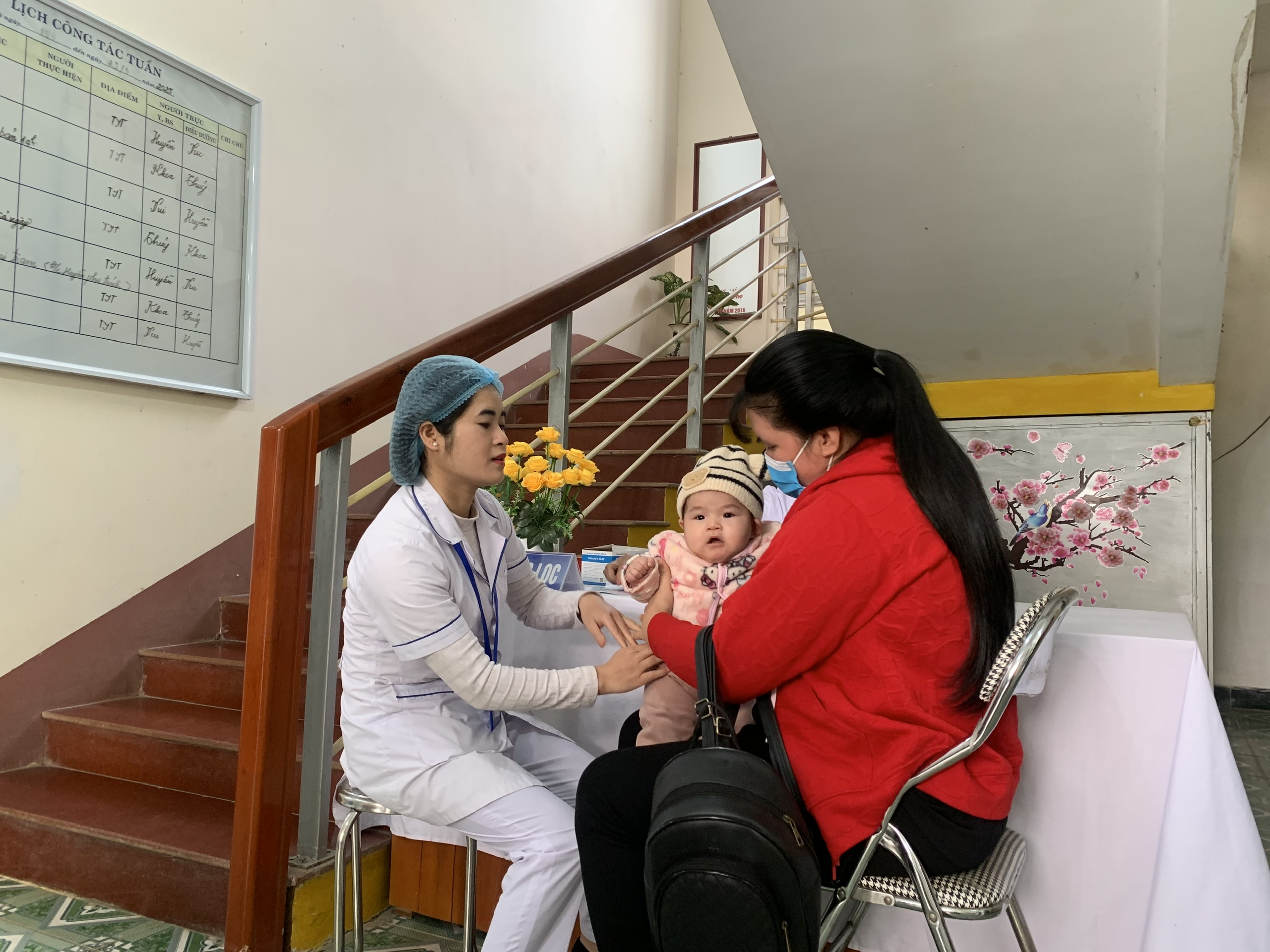 Hướng dẫn theo dõi và chăm sóc trẻ sau khi tiêm vắc xin- Ảnh 1. Hướng dẫn theo dõi và chăm sóc trẻ sau khi tiêm vắc xin- Ảnh 1.
