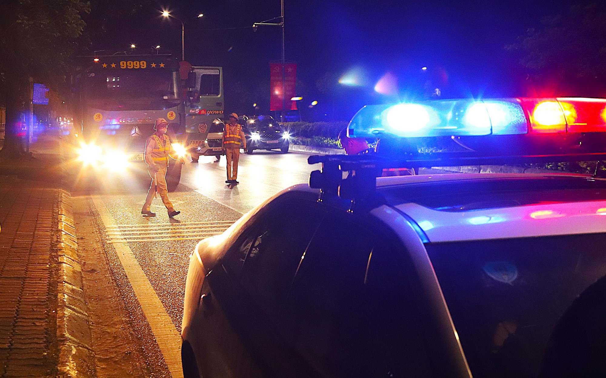 Hai học sinh 'tăng ga qua chốt' bị xử phạt 17 triệu đồng- Ảnh 1. Hai học sinh 'tăng ga qua chốt' bị xử phạt 17 triệu đồng- Ảnh 1.