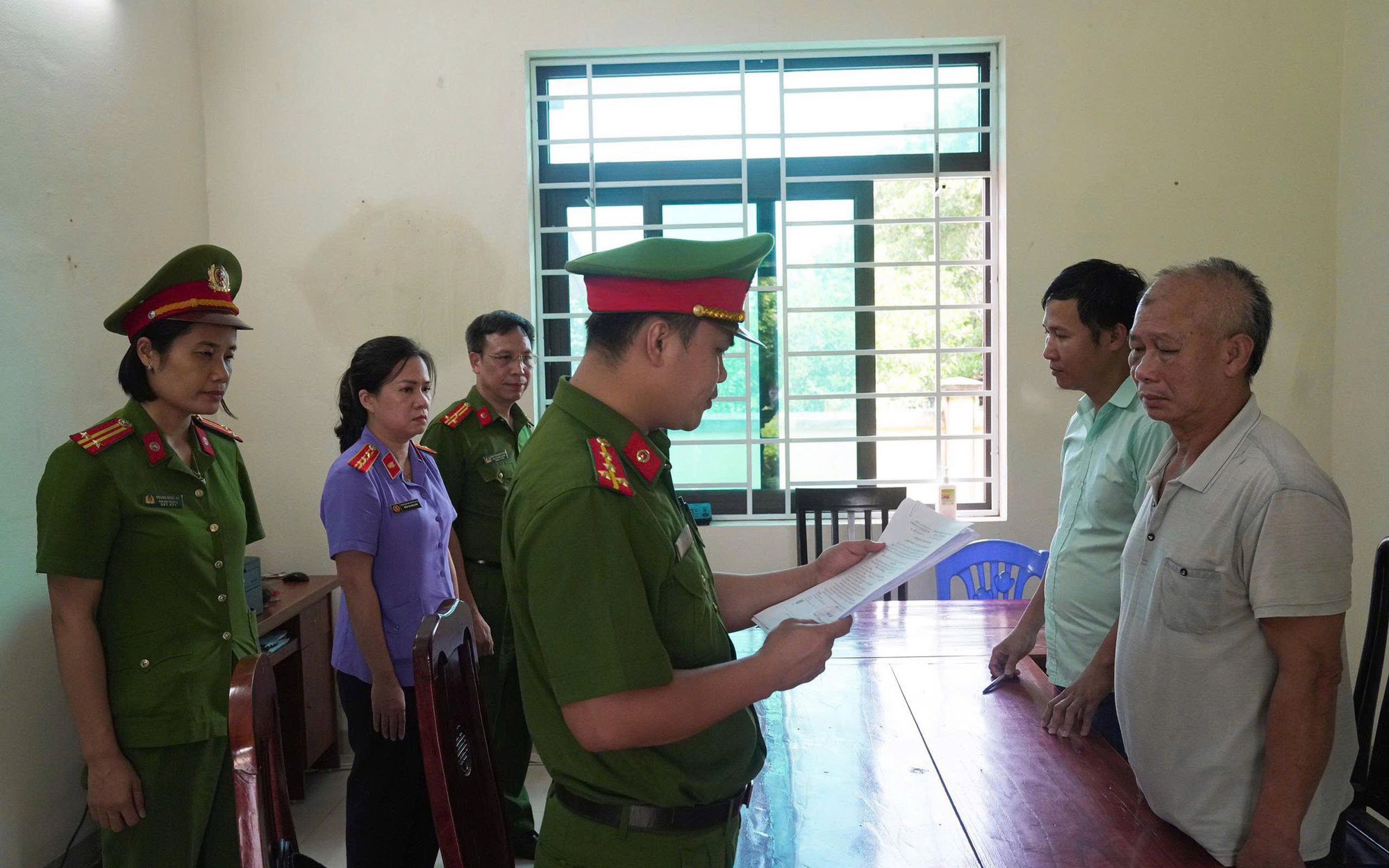 Công ty CP Đồ hộp Hạ Long tập kết hơn 120 tấn thịt lợn bệnh trong kho, nhiều hộp thịt đã chế biến xong- Ảnh 2. Công ty CP Đồ hộp Hạ Long tập kết hơn 120 tấn thịt lợn bệnh trong kho, nhiều hộp thịt đã chế biến xong- Ảnh 2.