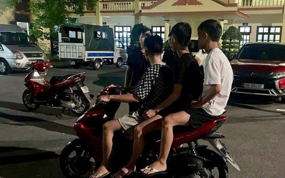 Nghi phạm đâm 2 anh em bán bánh chiên giữa cầu ra đầu thú- Ảnh 3. Nghi phạm đâm 2 anh em bán bánh chiên giữa cầu ra đầu thú- Ảnh 3.