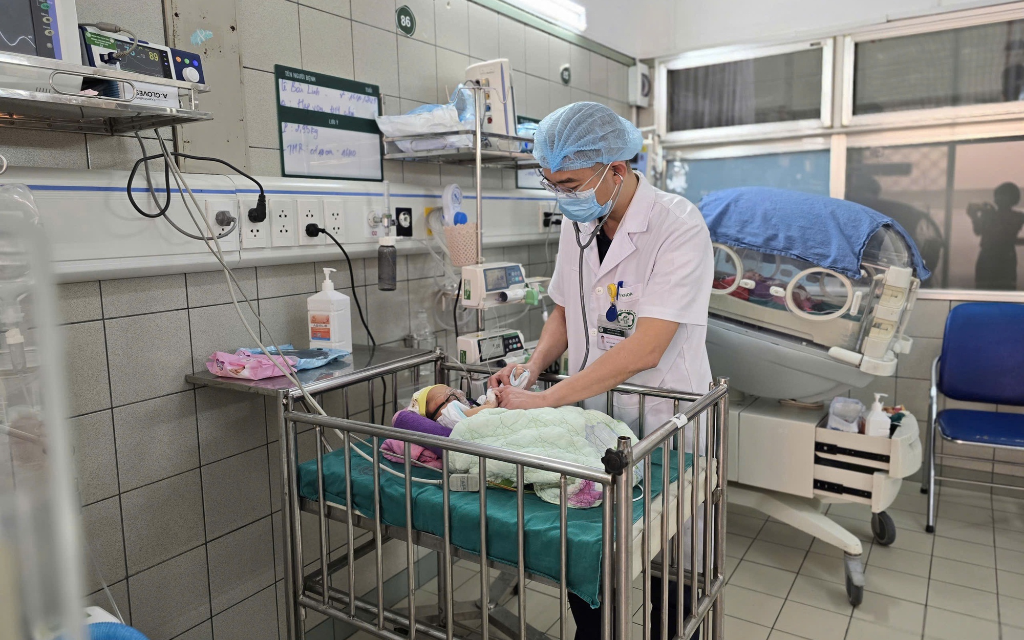 Cứu thành công bé trai sơ sinh 2 ngày tuổi mắc  ống rốn tràng- Ảnh 2. Cứu thành công bé trai sơ sinh 2 ngày tuổi mắc  ống rốn tràng- Ảnh 2.
