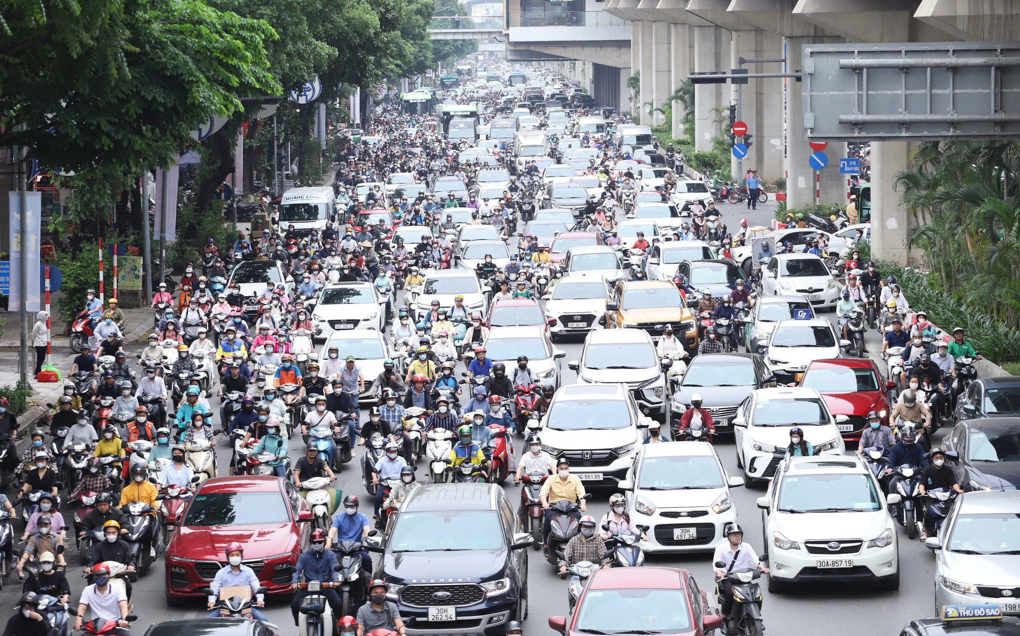Sạt lở hàng nghìn mét khối đất đá trên đường Hồ Chí Minh, giao thông vẫn đang khắc phục- Ảnh 1. Hà Nội cần gần 1,4 triệu tỷ đồng để giảm ùn tắc giao thông