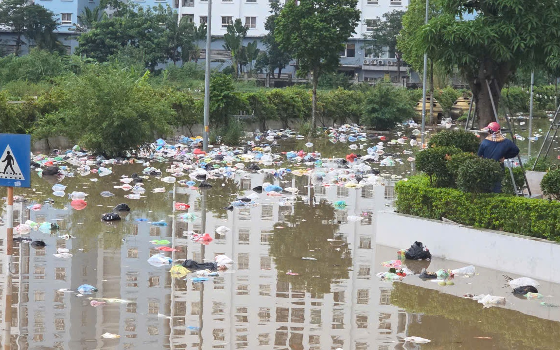 Bão số 12 suy yếu thành áp thấp nhiệt đới, miền Trung bắt đầu mưa lớn- Ảnh 1.