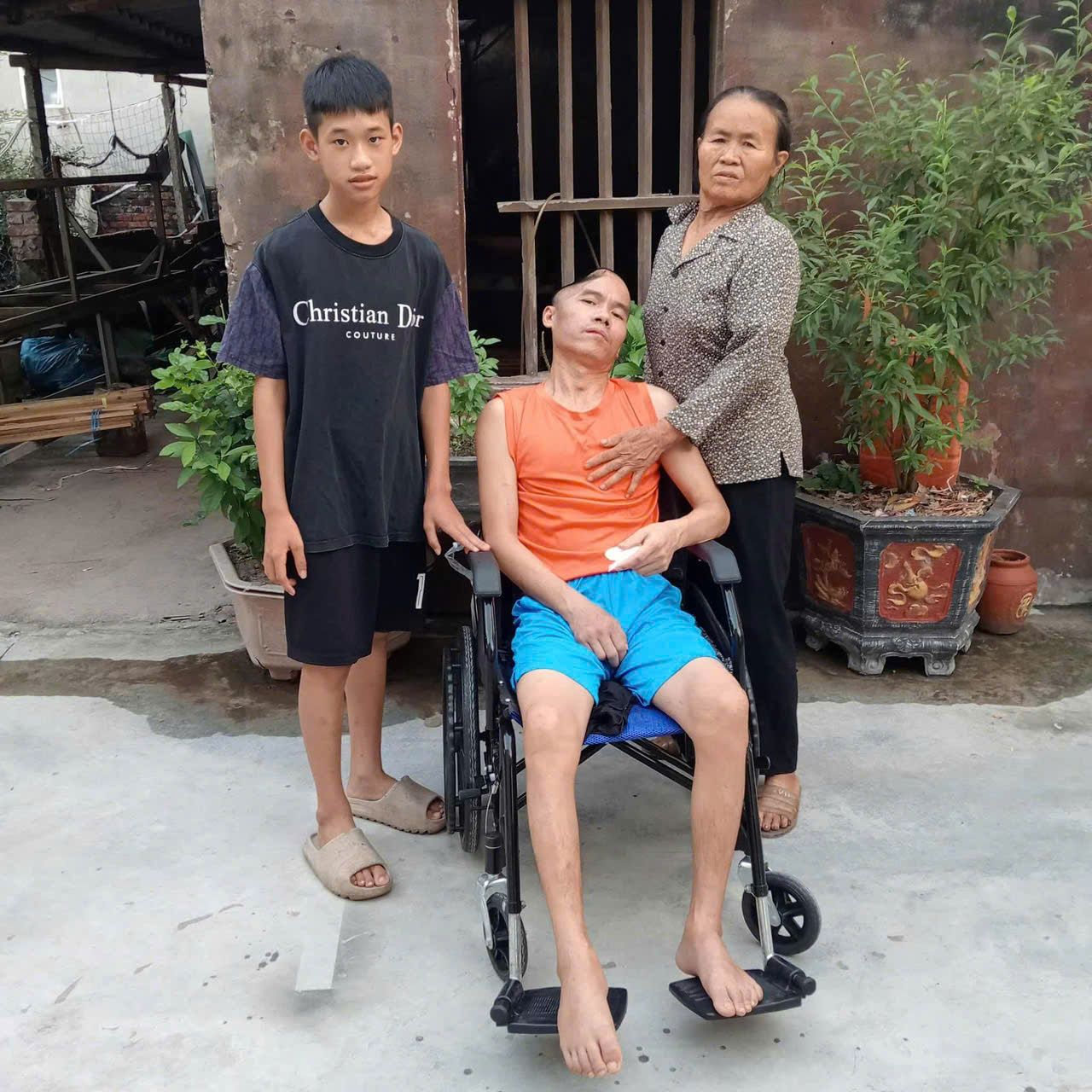 Xót xa hoàn cảnh người đàn ông đơn thân chăm mẹ già và con nhỏ gặp tai nạn nghiêm trọng cần tiền ghép sọ não- Ảnh 2. Xót xa hoàn cảnh người đàn ông đơn thân chăm mẹ già và con nhỏ gặp tai nạn nghiêm trọng cần tiền ghép sọ não- Ảnh 2.