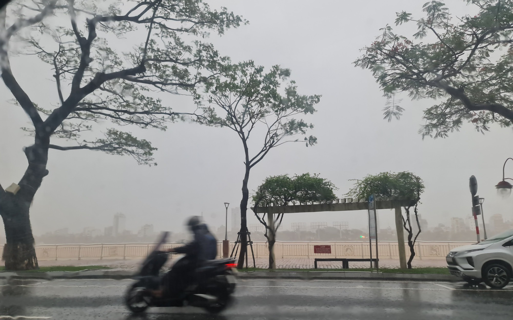 Bão số 12 di chuyển chậm và suy yếu nhanh, miền Trung hứng 2 đợt mưa liên tiếp