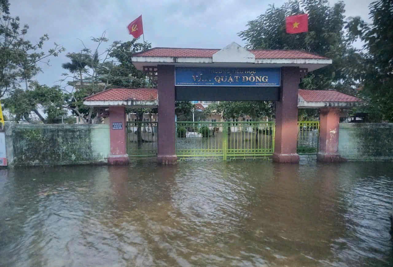Huế: Hàng nghìn học sinh nghỉ học tránh lũ, tình hình các hồ chứa hiện ra sao?- Ảnh 1. Huế: Hàng nghìn học sinh nghỉ học tránh lũ, tình hình các hồ chứa hiện ra sao?- Ảnh 1.