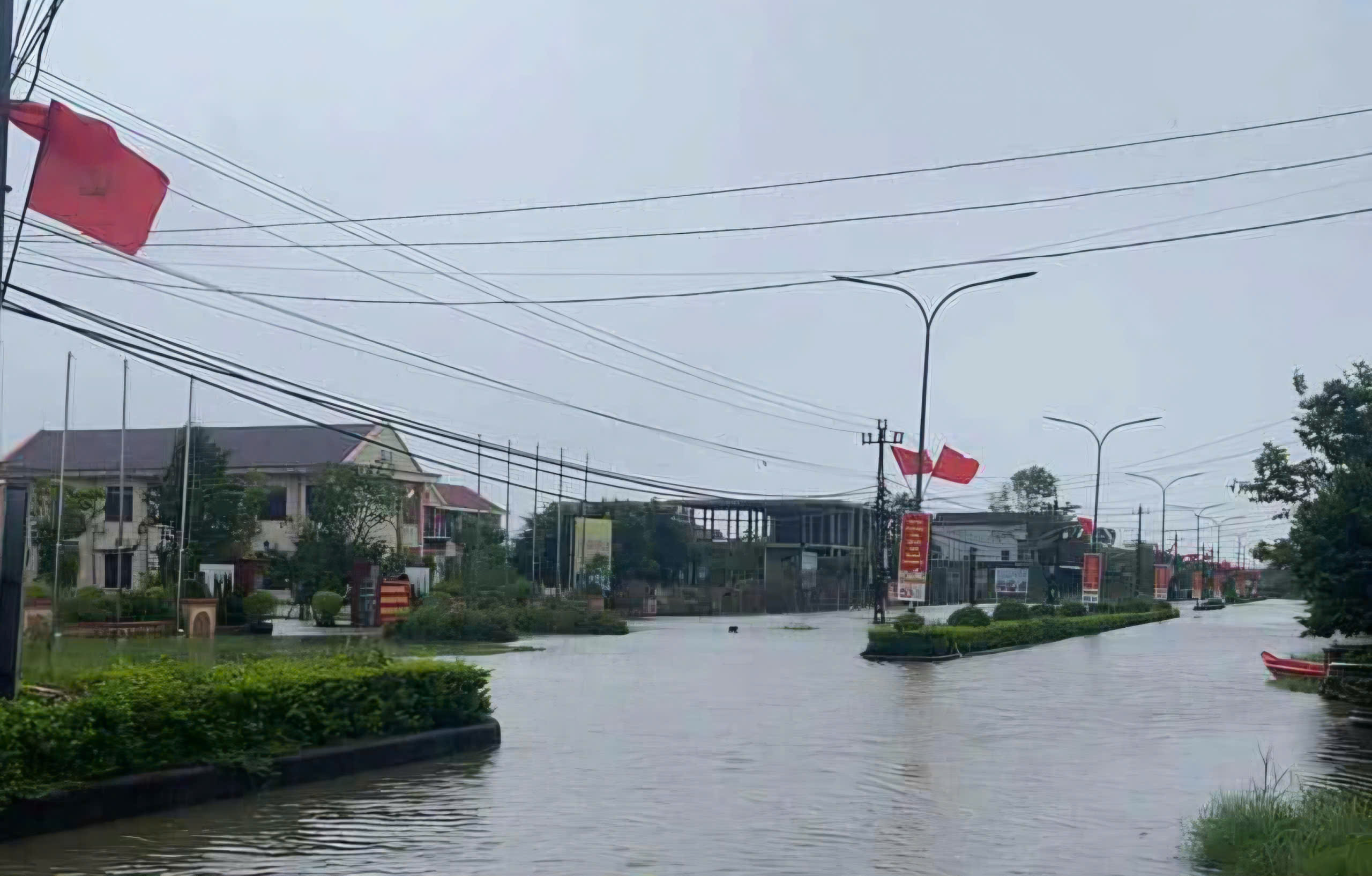 Huế: Hàng nghìn học sinh nghỉ học tránh lũ, tình hình các hồ chứa hiện ra sao?- Ảnh 2. Huế: Hàng nghìn học sinh nghỉ học tránh lũ, tình hình các hồ chứa hiện ra sao?- Ảnh 2.