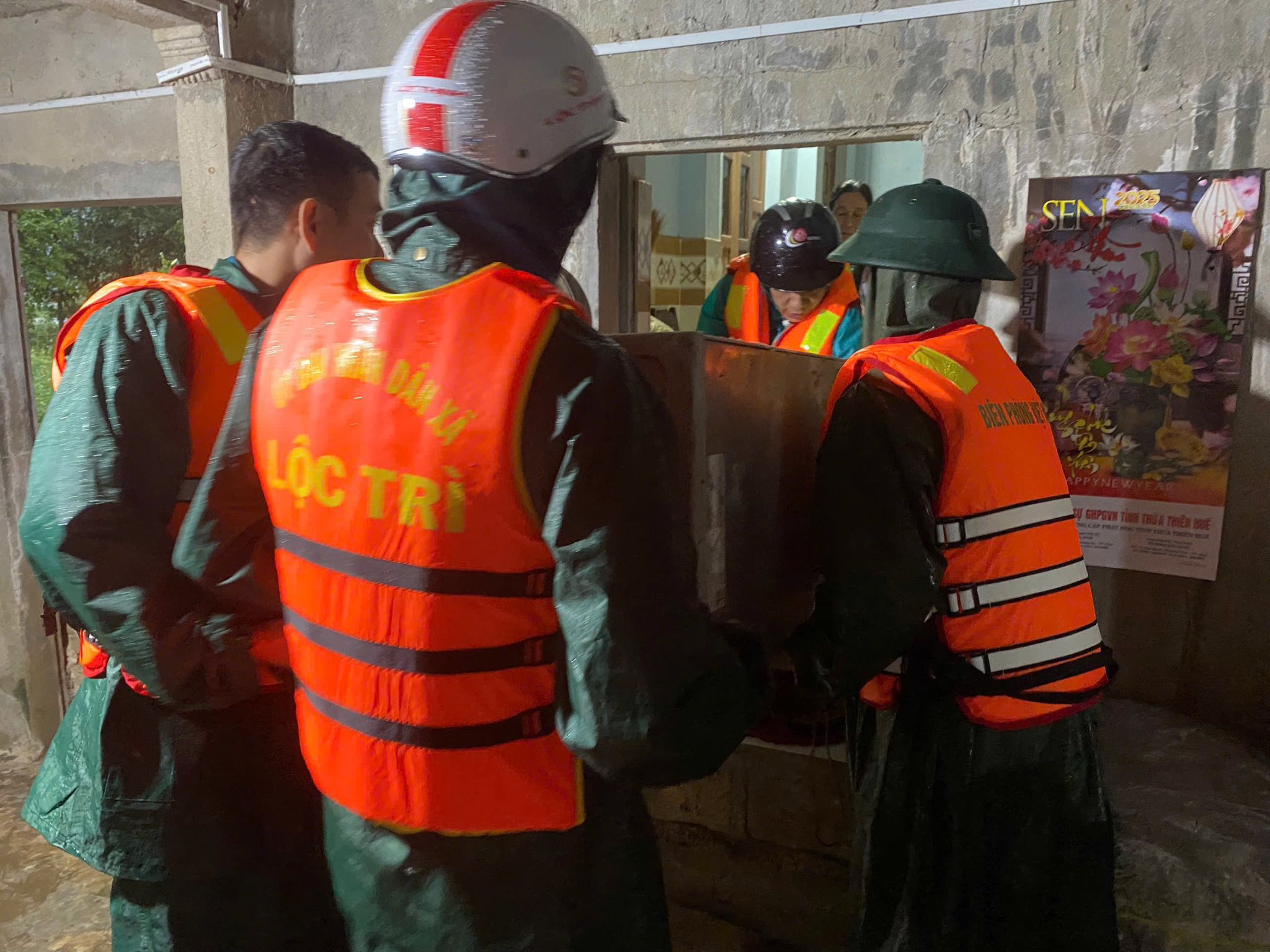 Huế kiểm tra các điểm sạt lở, di dời dân vùng xung yếu đến nơi an toàn- Ảnh 6.
