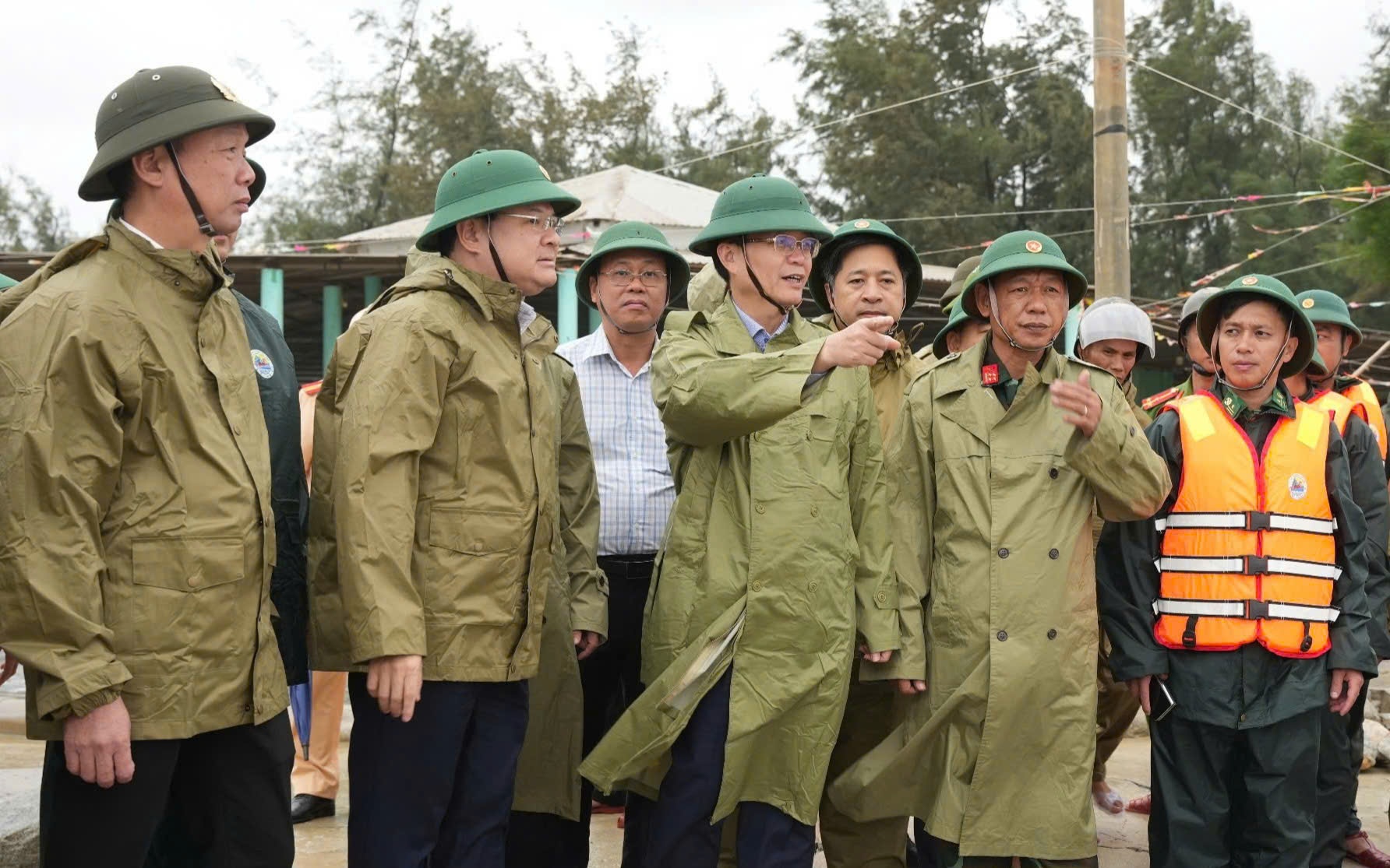 Huế kiểm tra các điểm sạt lở, di dời dân vùng xung yếu đến nơi an toàn